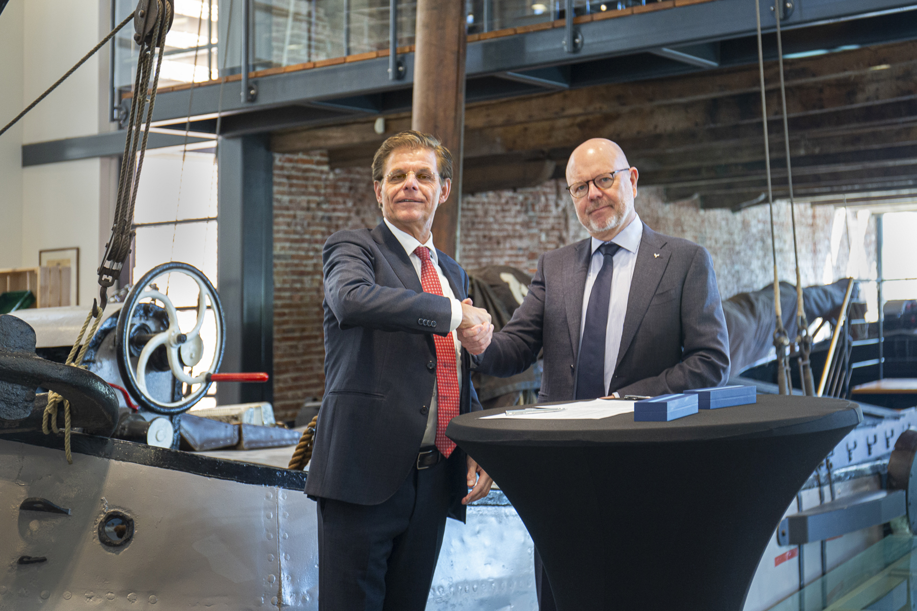 Egbert Vuurtsteen, Royal Wagenborg CEO (left) and Jari Voutilainen, SVP Sourcing and logistics at Metsä Group (right)