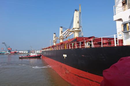 Wagenborg serves the bulk vessel Albatross in Delfzijl