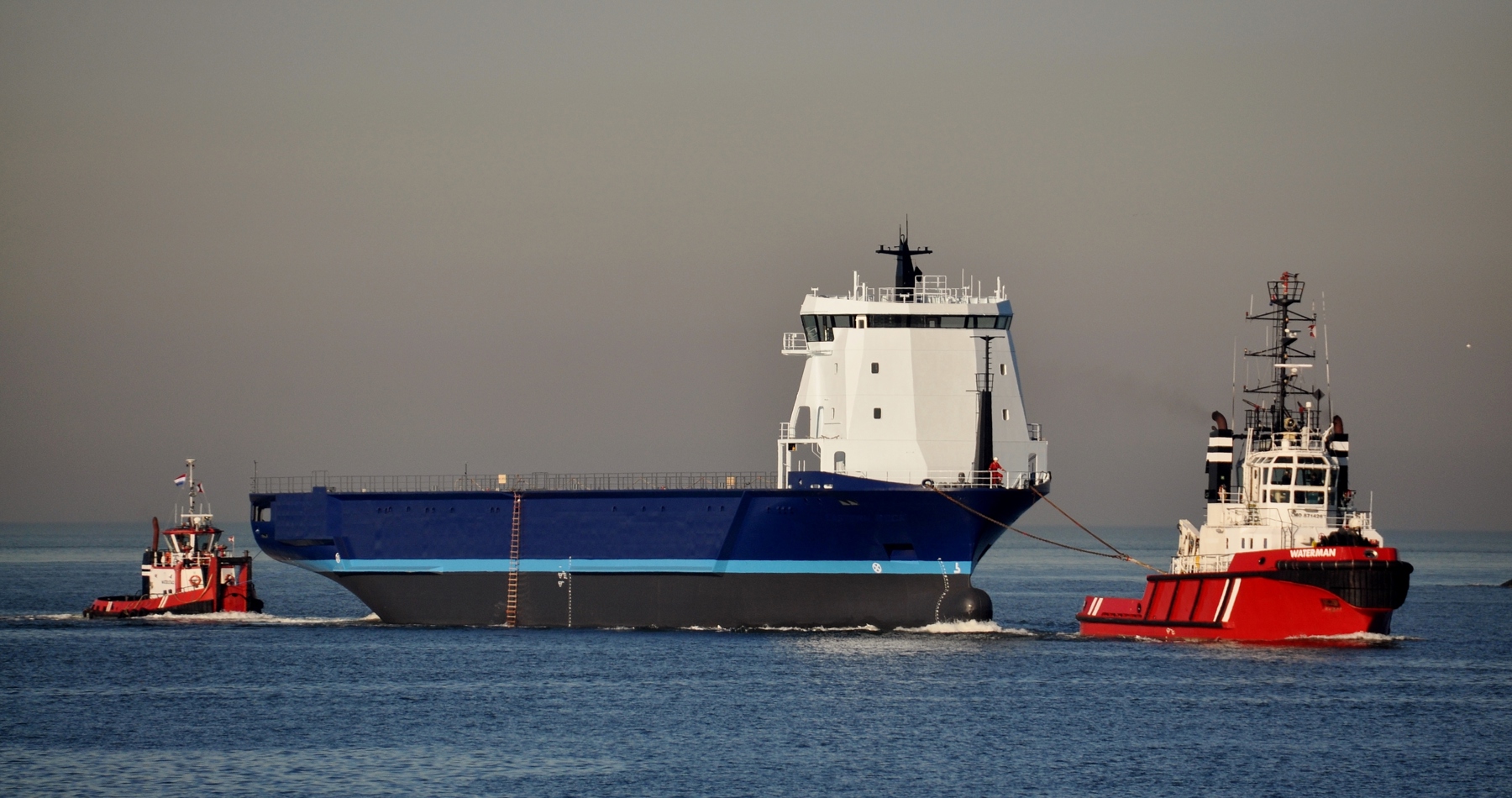 Wagenborg Towage transports hull from Szczecin to Urk