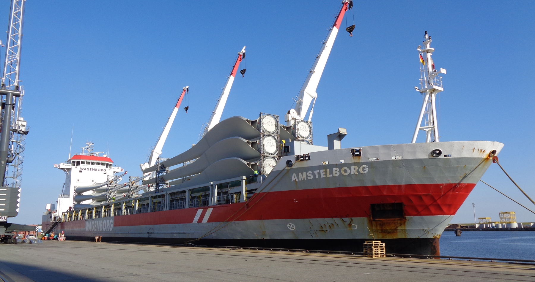 m.v. Amstelborg delivers wind turbines at the Great Lakes