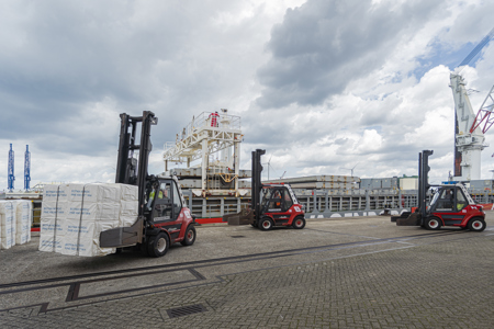 MV Diezeborg discharges wood pulp in Eemshaven
