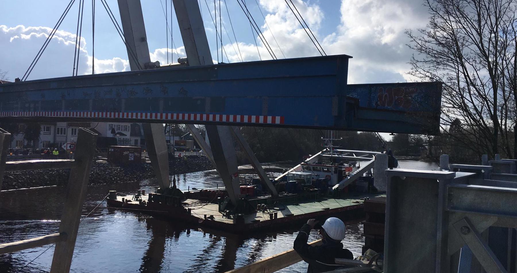 Wagenborg installs temporary bridge in Oldenburg