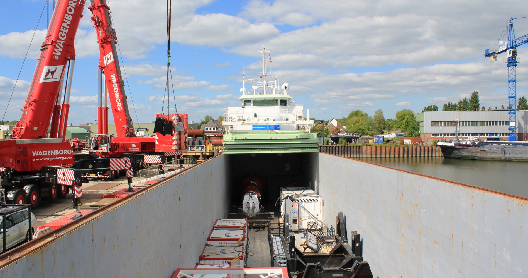 MV Jade loads project cargo with assistance Wagenborg cranes
