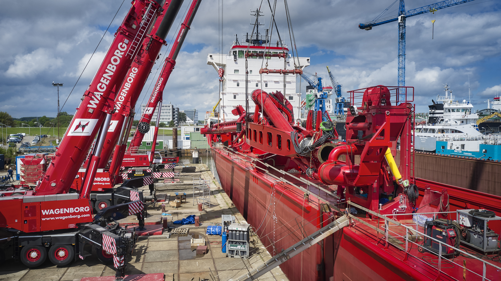 Wagenborg mobile cranes support ship conversion