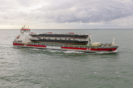 MV Aragonborg ships project cargo to Rotterdam
