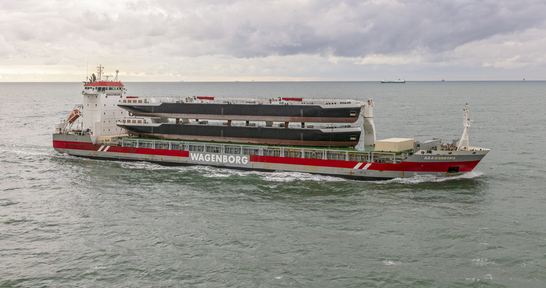 MV Aragonborg ships project cargo to Rotterdam