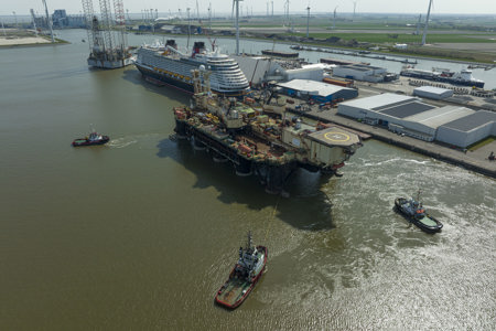 Port assistance for pipe laying platform ‘Toro’ in port of Eemshaven by Wagenborg