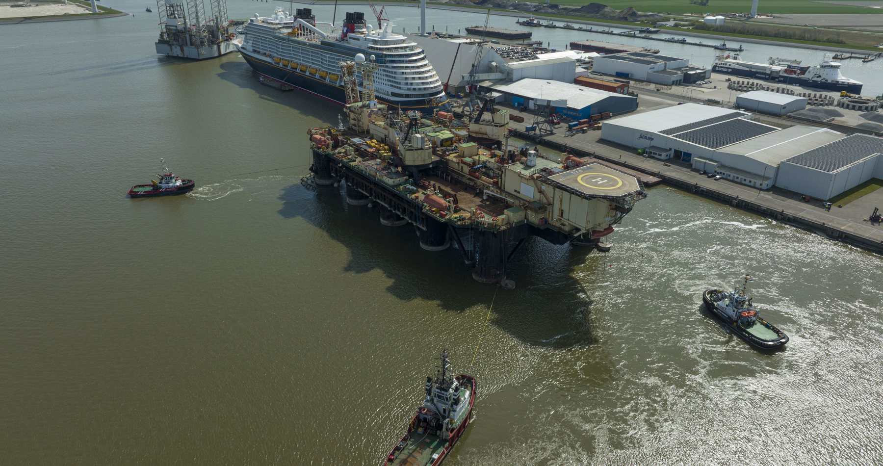 Port assistance for pipe laying platform ‘Toro’ in port of Eemshaven by Wagenborg