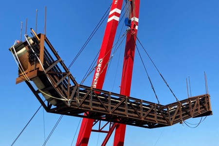 Floating sheerleg puts 170t culvert into place